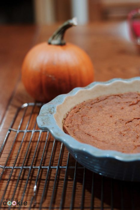 Fall means pumpkin spice! Make this easy Crustless Pumpkin Pie recipe for fall desserts or Thanksgiving! It's gluten free, vegan, and healthier! - @thefitcookie #glutenfree #pumpkin #vegan 