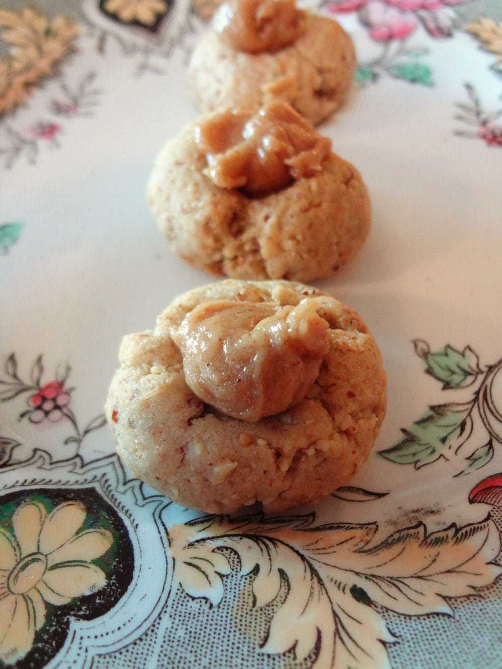 A plate of cookies with peanut butter on it.