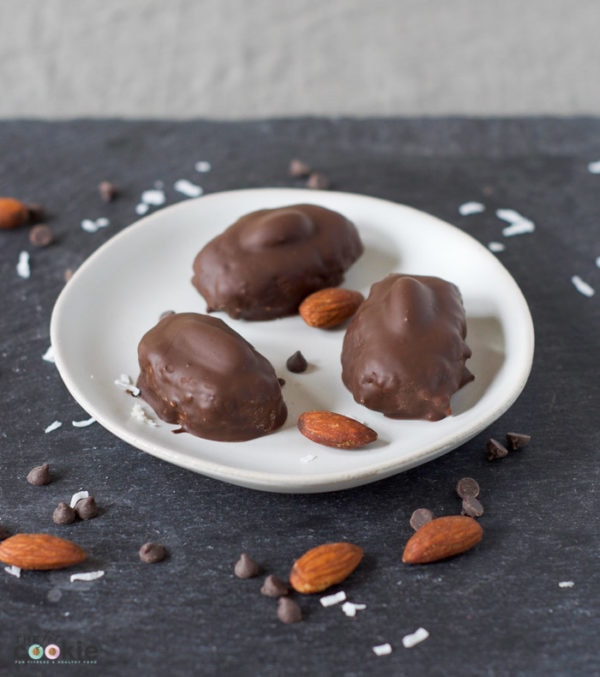 If you love candy bars, make some healthier ones at home! These Almond Joy and Mounds Minis are perfect: they are easy to make, dairy free, gluten free, and grain free - @TheFitCookie #grainfree #glutenfree #dairyfree