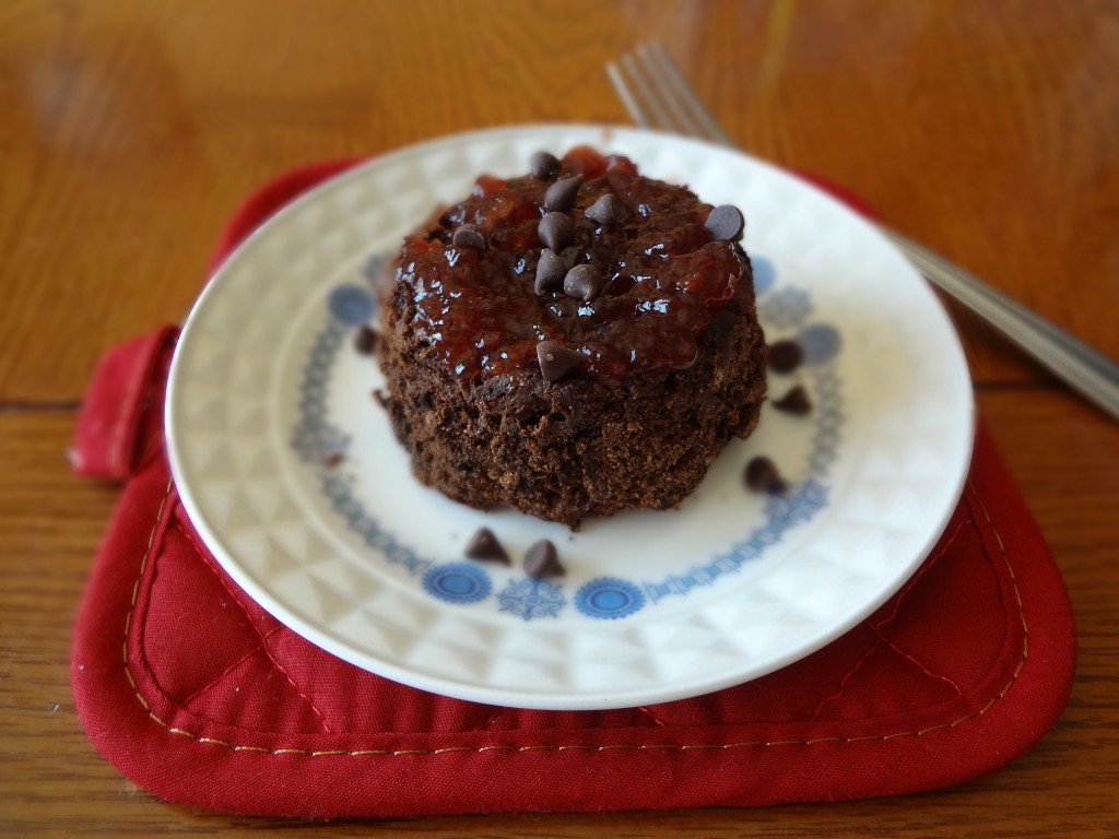 Got some chocolate cravings but looking for something that's healthier? Make some of this amazing Paleo Chocolate Mug Cake, it only looks sinful! This single serving cake is vegan and so easy to make - @TheFitCookie #paleo #mugcake #vegan