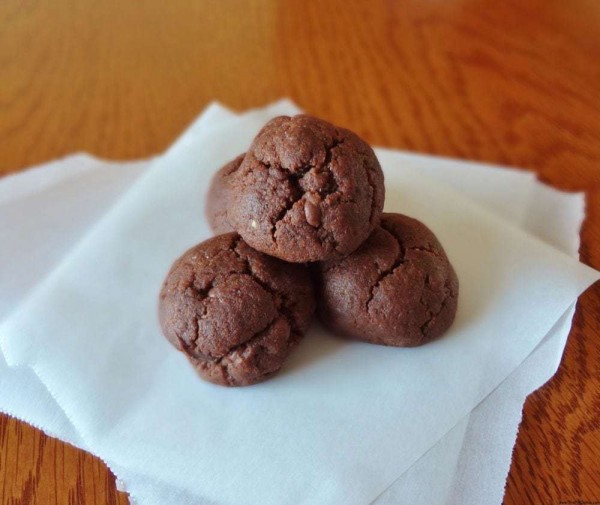 Fudgy, chewy, chocolatey - the perfect cookie! These Gluten Free Fudge Cookies are great for holiday baking or any time of year, plus they're vegan and nut free - @TheFitCookie #glutenfree #vegan #cookies