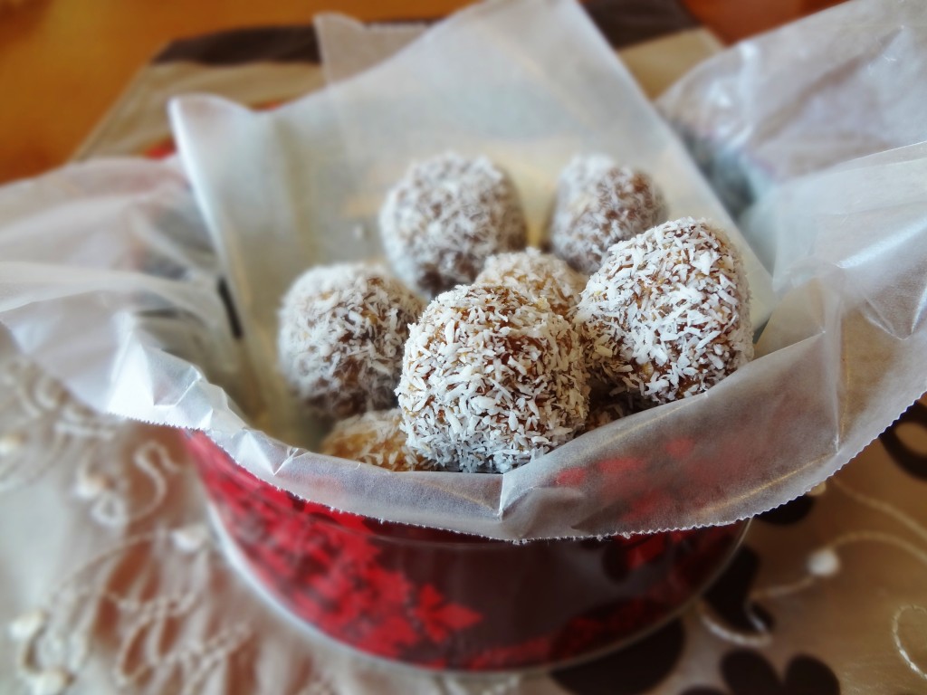 These Almond Snow Ball Truffles (aka Almond Coconut Bites) are the perfect healthy treat with only 5 ingredients. They are perfect for snacks or homemade gifts! - @TheFitCookie #paleo #vegan 