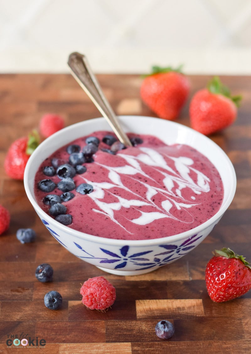 Jazz up your breakfast or snack with this easy Berry Healthy Smoothie Bowl with a protein boost! It's paleo, has only 5 ingredients, and has no added sugars. - @TheFitCookie #smoothie #paleo
