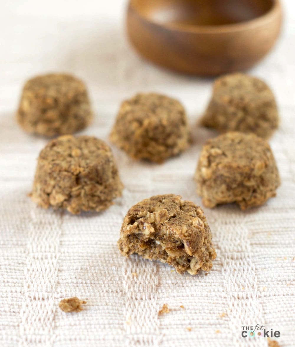 These gluten free oat bites are the perfect post-workout snack! They are portable, bite-sized, vegan, and filled with simple and complex carbohydrates for refueling. Just like a bite-sized granola bar! - @TheFitCookie #recipe #vegan #glutenfree