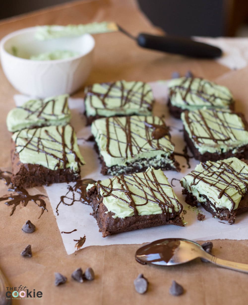 Gluten Free Frosted Mint Brownies (Vegan): Dense and chewy gluten-free mint brownies covered with naturally colored mint frosting - these are AMAZING!! - @TheFitCookie