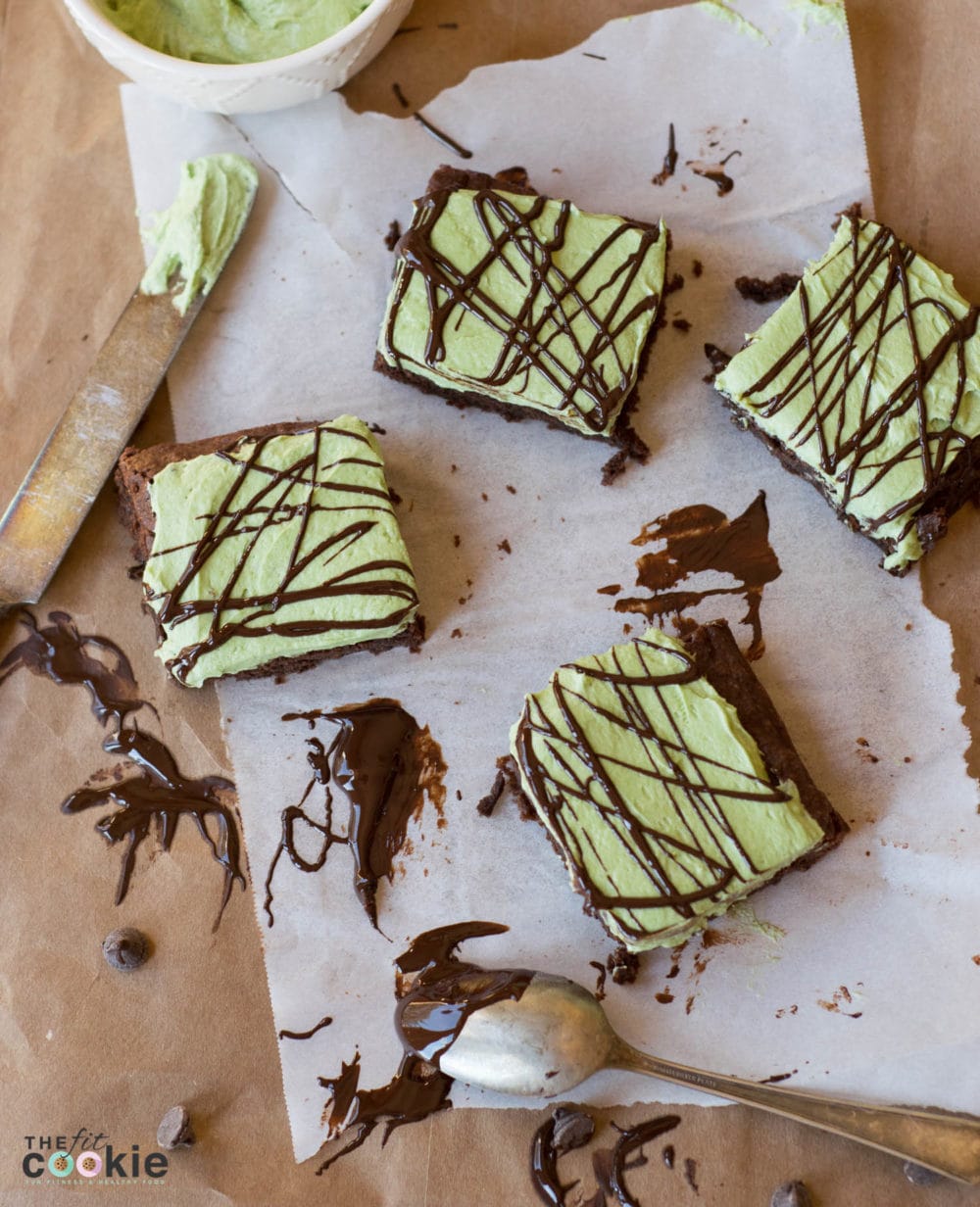 Gluten Free Frosted Mint Brownies (Vegan): Dense and chewy gluten-free mint brownies covered with naturally colored mint frosting - these are AMAZING!! - @TheFitCookie