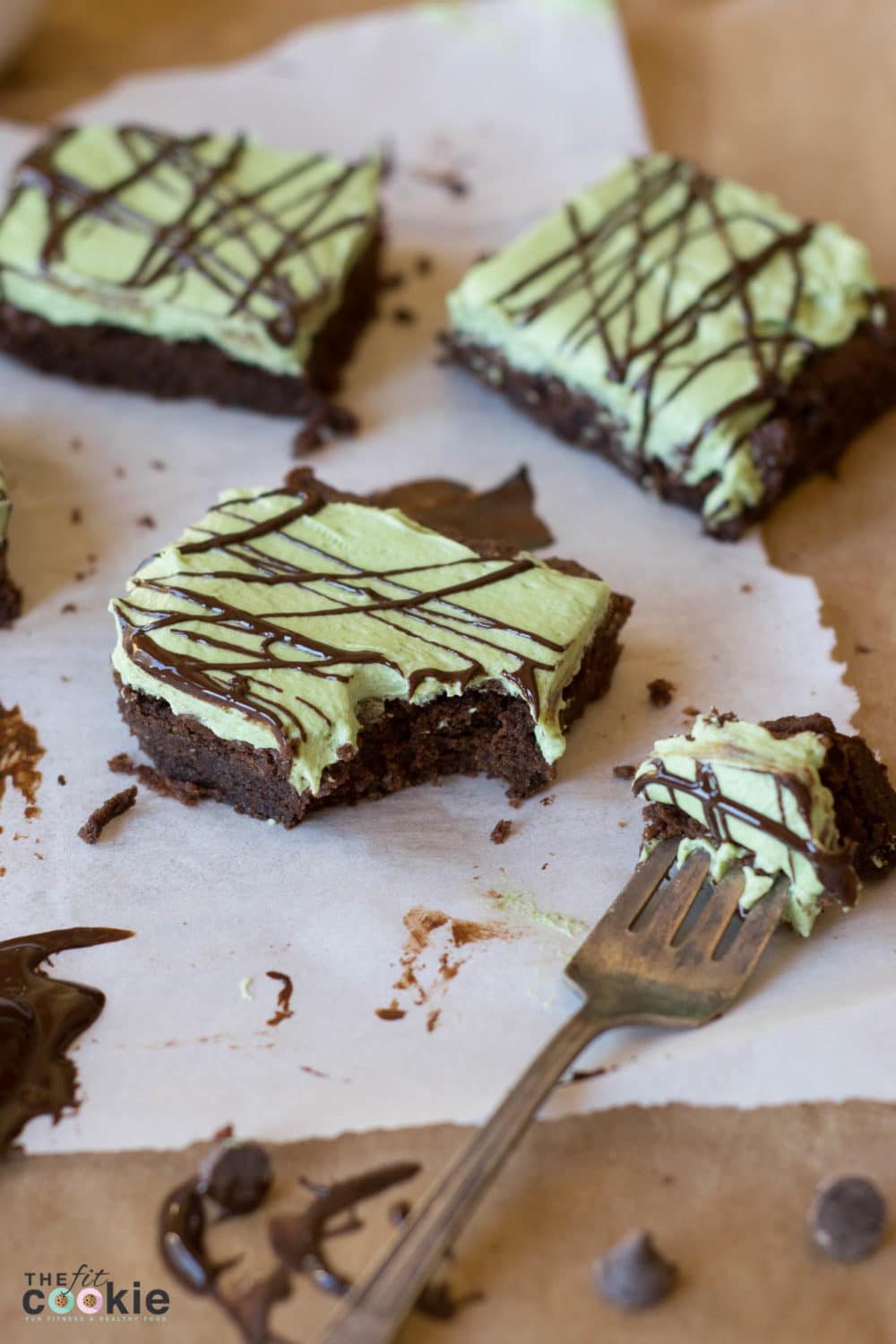 Gluten Free Frosted Mint Brownies (Vegan): Dense and chewy gluten-free mint brownies covered with naturally colored mint frosting - these are AMAZING!! - @TheFitCookie