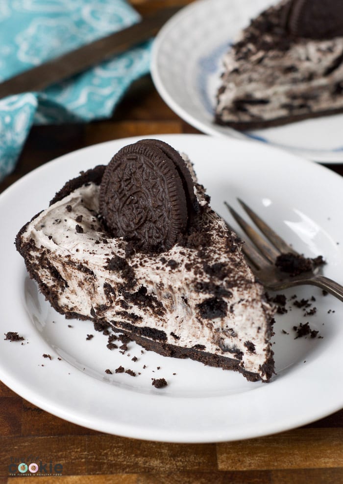 If you're looking for an easy but special sweet treat for friends with food allergies, then make this Easy Oreo Cheesecake! This is dairy free, egg, and peanut free, with a gluten free option, plus it's super easy to make (no baking!) - @TheFitCookie #dairyfree #peanutfree 