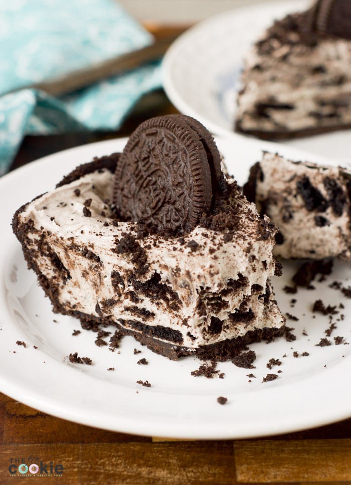 If you're looking for an easy but special sweet treat for friends with food allergies, then make this Easy Oreo Cheesecake! This is dairy free, egg, and peanut free, with a gluten free option, plus it's super easy to make (no baking!) - @TheFitCookie #dairyfree #peanutfree 