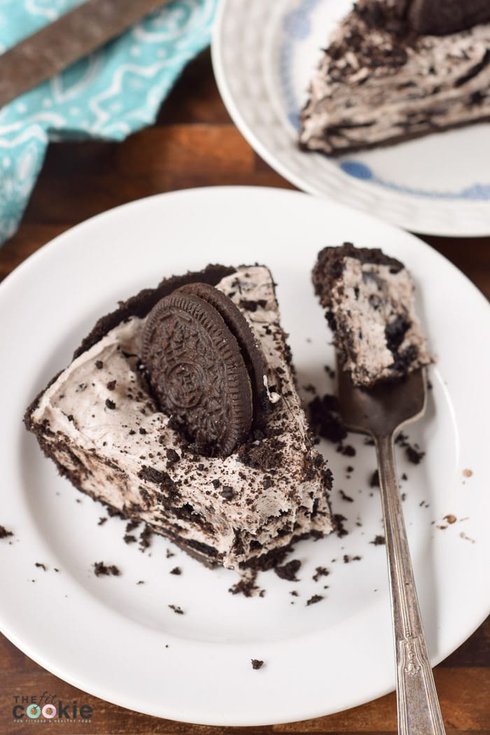 If you're looking for an easy but special sweet treat for friends with food allergies, then make this Easy Oreo Cheesecake! This is dairy free, egg, and peanut free, with a gluten free option, plus it's super easy to make (no baking!) - @TheFitCookie #dairyfree #peanutfree 