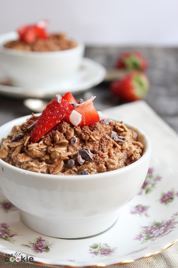 This Gluten Free Overnight Mocha Oats recipe combines creamy chocolate and coffee, and it only takes minutes to make. It tastes like a healthy dessert for breakfast (plus it's dairy free too, and vegan depending on your protein powder)! - @TheFitCookie