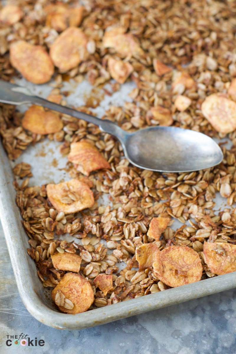 Looking for a great meal prep breakfast recipe that's lower in sugar and allergy friendly? Make this gluten free and vegan Banana Sunflower Seed Granola recipe on Sunday and have it for breakfast and snacks the rest of the week! - #AD @Truvia #PickNaturesSweetness #Cbias @TheFitCookie