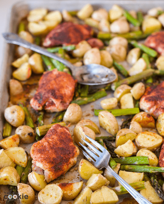 Looking for a healthy and easy weeknight dinner or weekend meal prep? Make this delicious Sheet Pan Barbecue Chicken with Potatoes and Asparagus for a complete meal ready in under 40 minutes - @TheFitCookie #grainfree #chicken #dairyfree 