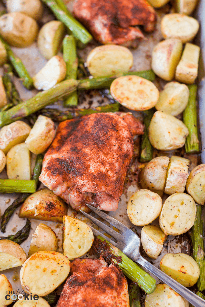 Looking for a healthy and easy weeknight dinner? Make this delicious Sheet Pan Barbecue Chicken with Potatoes and Asparagus for a complete meal ready in under 40 minutes - @TheFitCookie #grainfree #chicken #dairyfree 