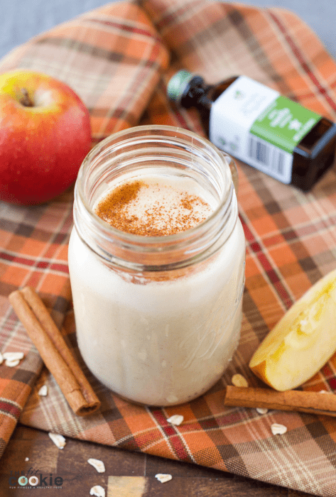 canning jar filled with dairy free gluten free apple pie smoothie topped with cinnamon