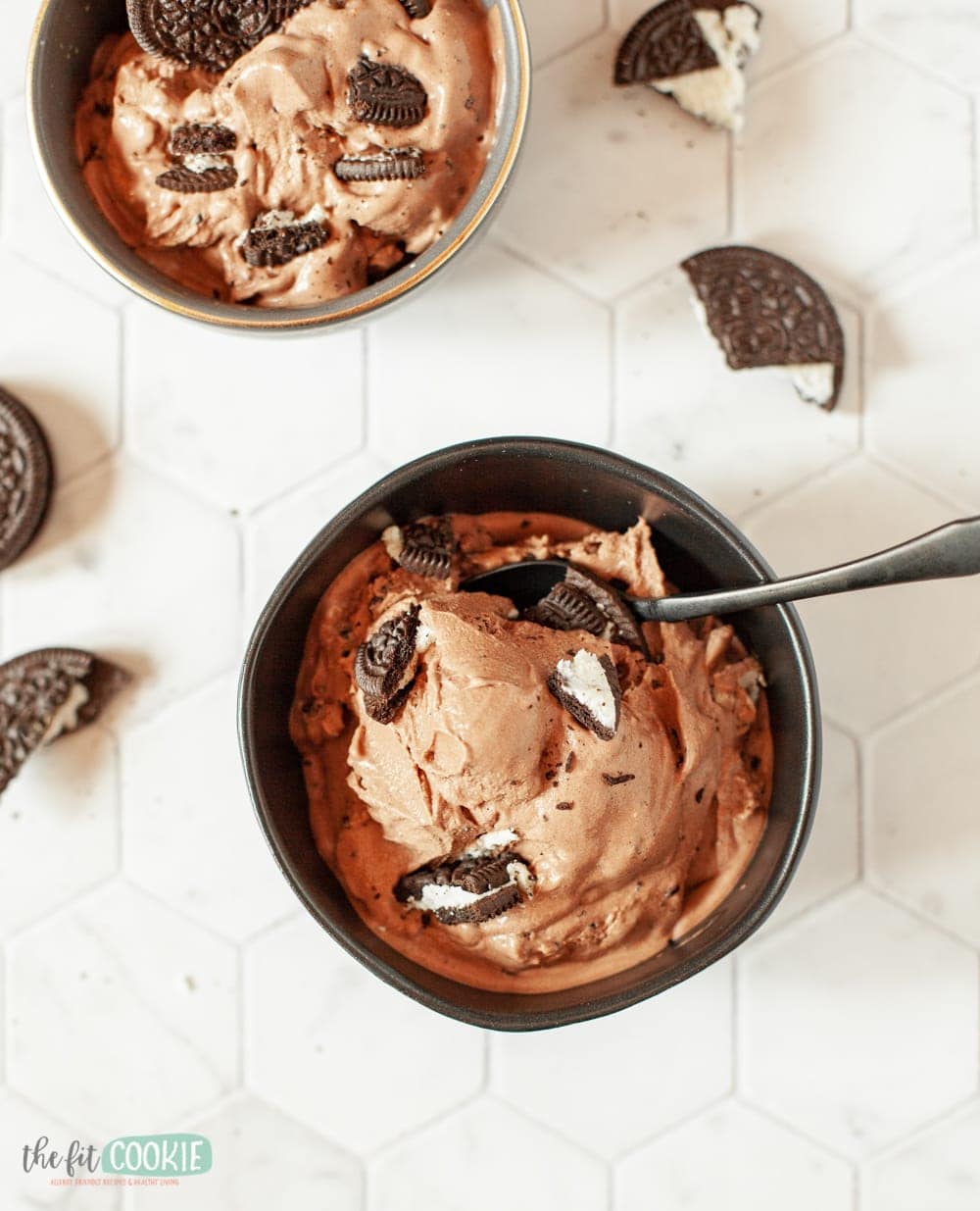 chocolate oreo ice cream in a black bowl